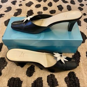 EUC ✨ Size 9.5 Life Stride Black & White Flower Heels 🤍